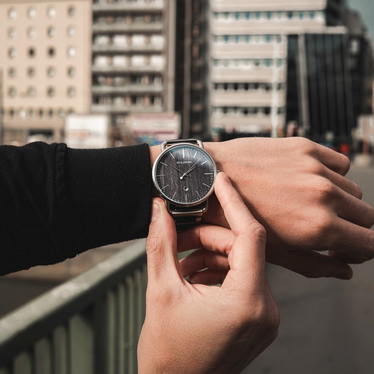 Orologio "Odaiba", con un design elegante con elementi in legno di acero.