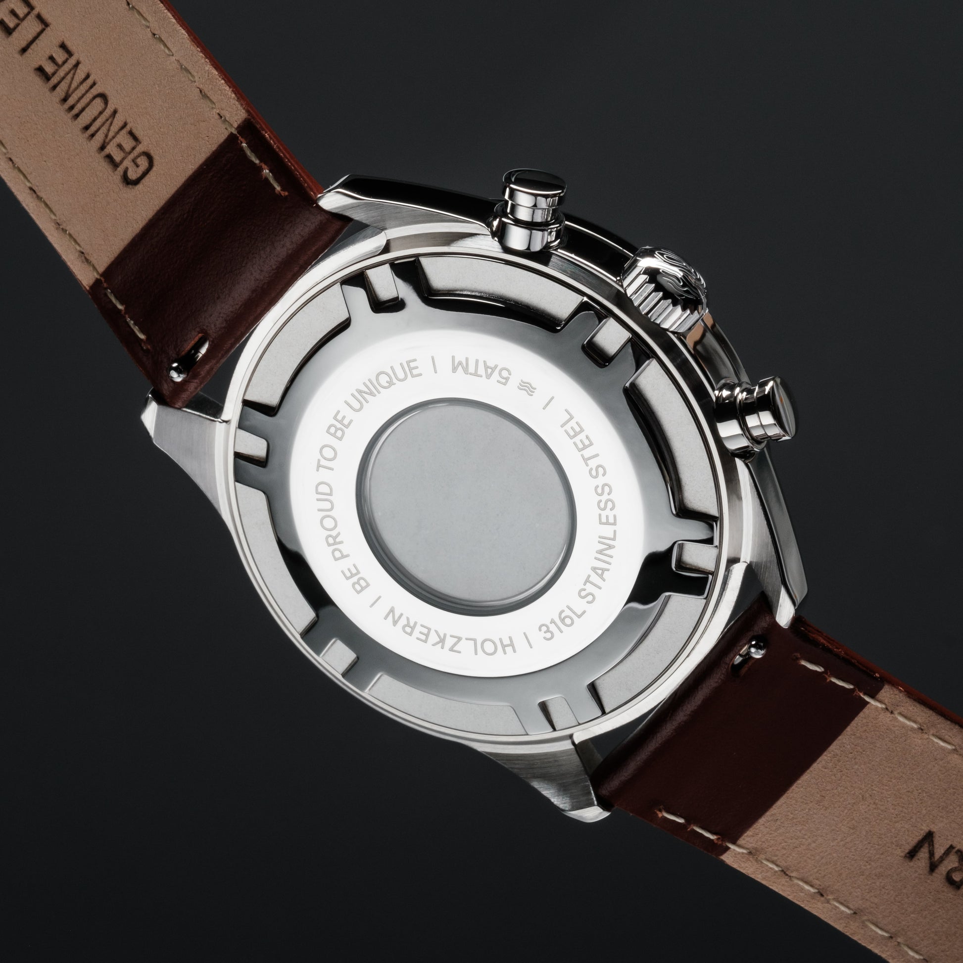 "L'orologio melodica con un design in marmo e argento con un cinturino in pelle autentico."