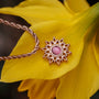 "Collana di Suncatcher": una collana di abbronzatura in oro rosa con un centrotavola ametista con dettagli intricati.