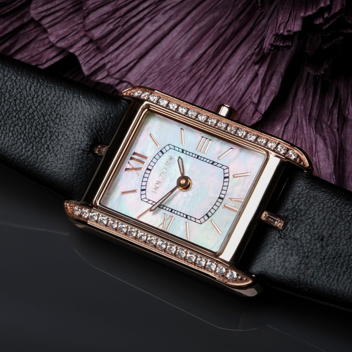 Orologio "Memoire" con un viso nacre, cinturino in pelle nera e accenti di cristallo.