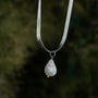 "Collana di estate", una collana di perle barocca con una catena d'argento, trasuda fascino elegante.