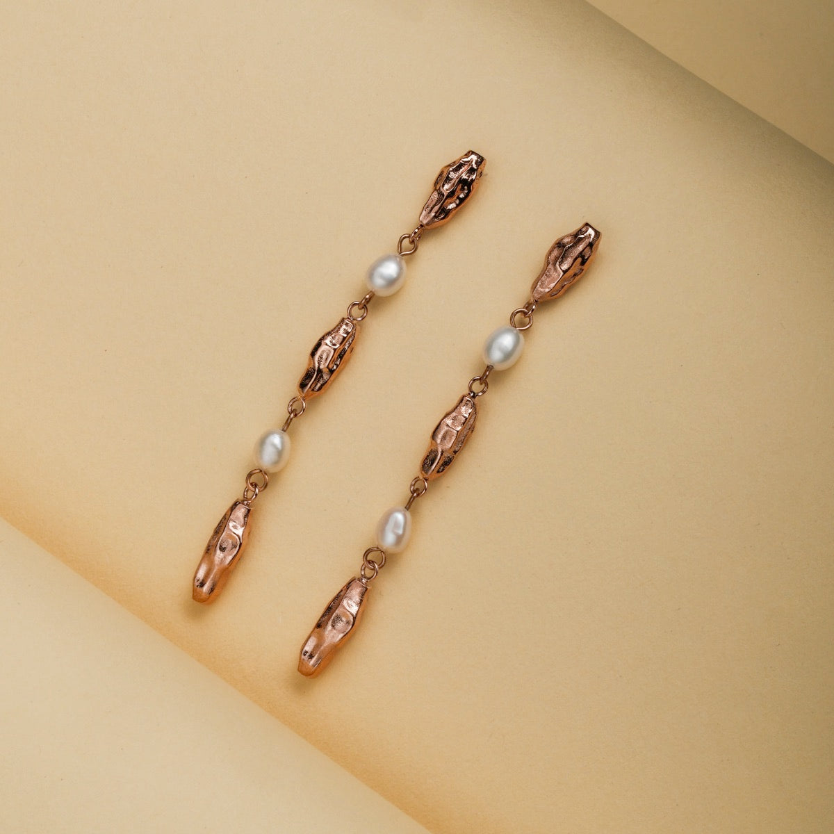 "Summersweet Earrings I, elegant earrings with pearls and rose gold for a sophisticated look."