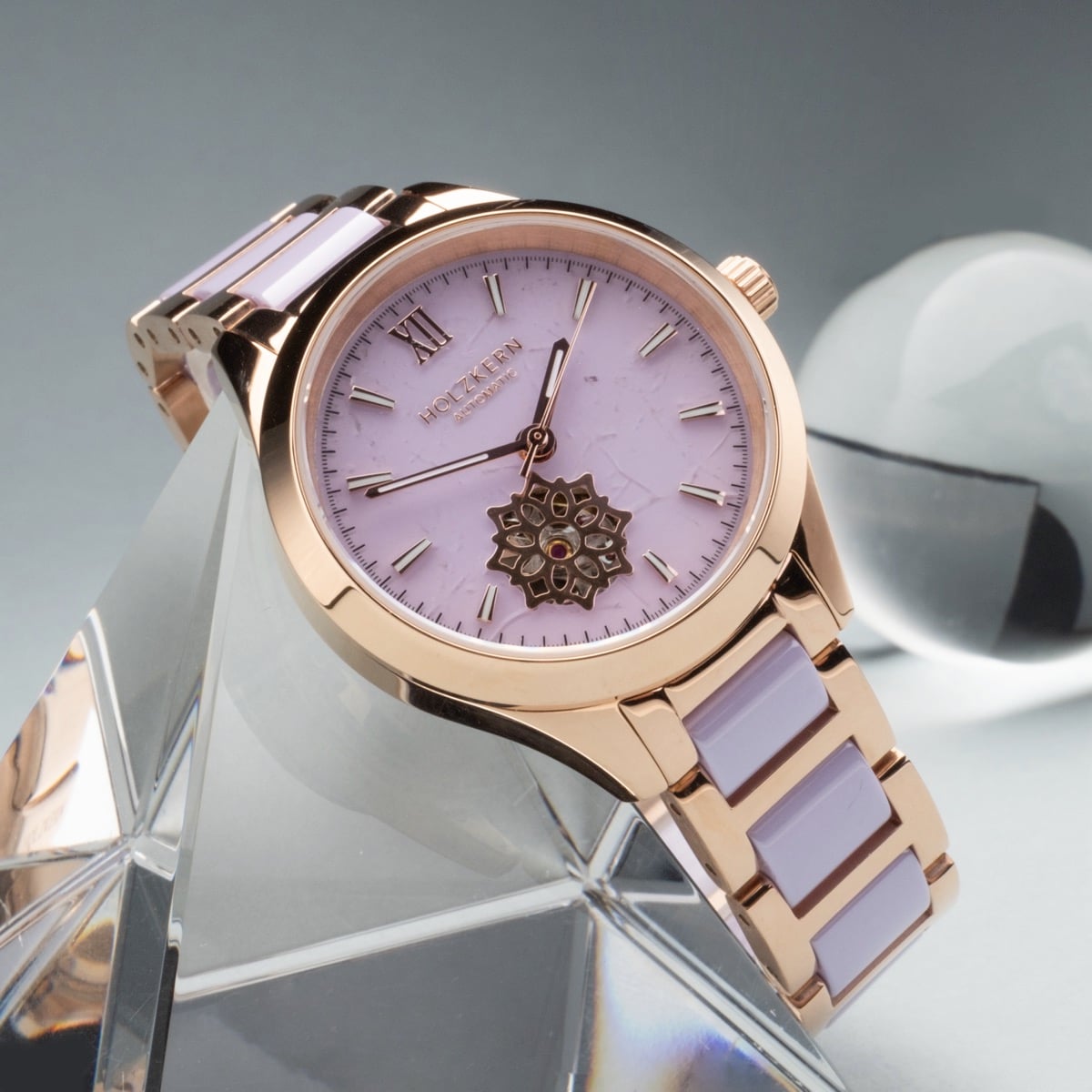 "Kaleidoscopic", un orologio elegante con accenti ametista e elementi ceramici, presenta un design caleidoscopico.