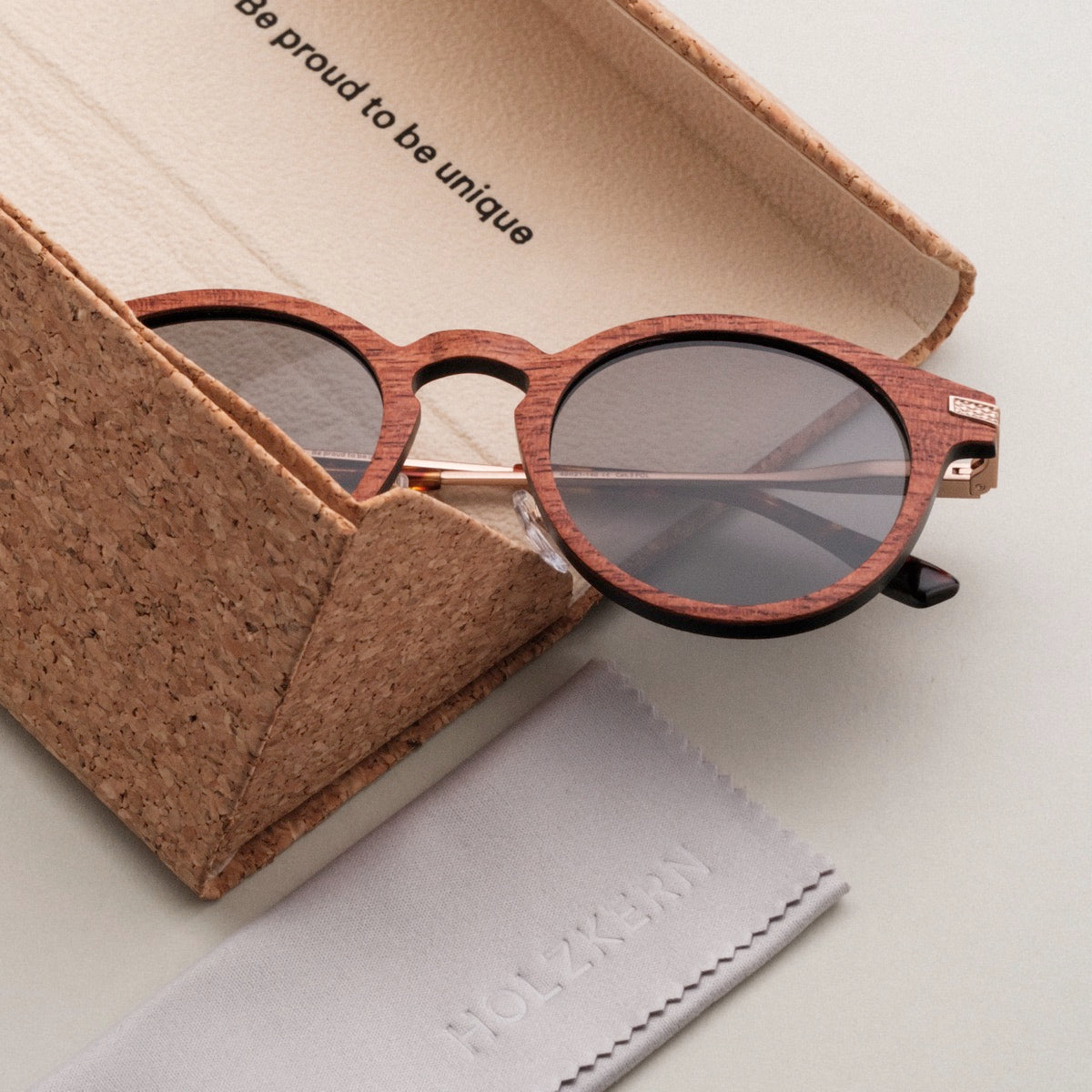 Gli occhiali da sole "The Maverick" con un mix elegante di legno padouk e accenti di rame in una custodia di sughero.
