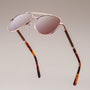 Occhiali da sole "The Badass II" con cornice in noce e finitura oro opaco per un look elegante e moderno.