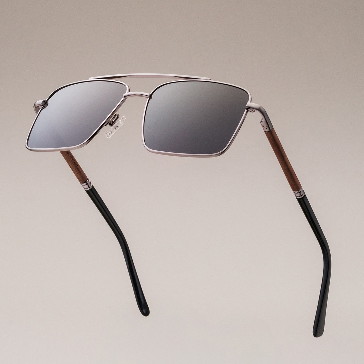 Occhiali da sole "The Talisman", caratterizzati da un design elegante in legno di piombo e argento con uno stile moderno.