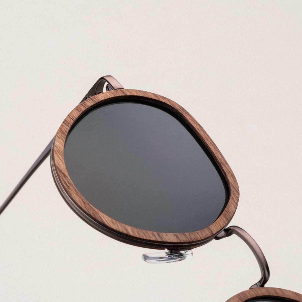 Occhiali da sole "The Wanderer" con cornice in noce e bronzo dal design elegante.
