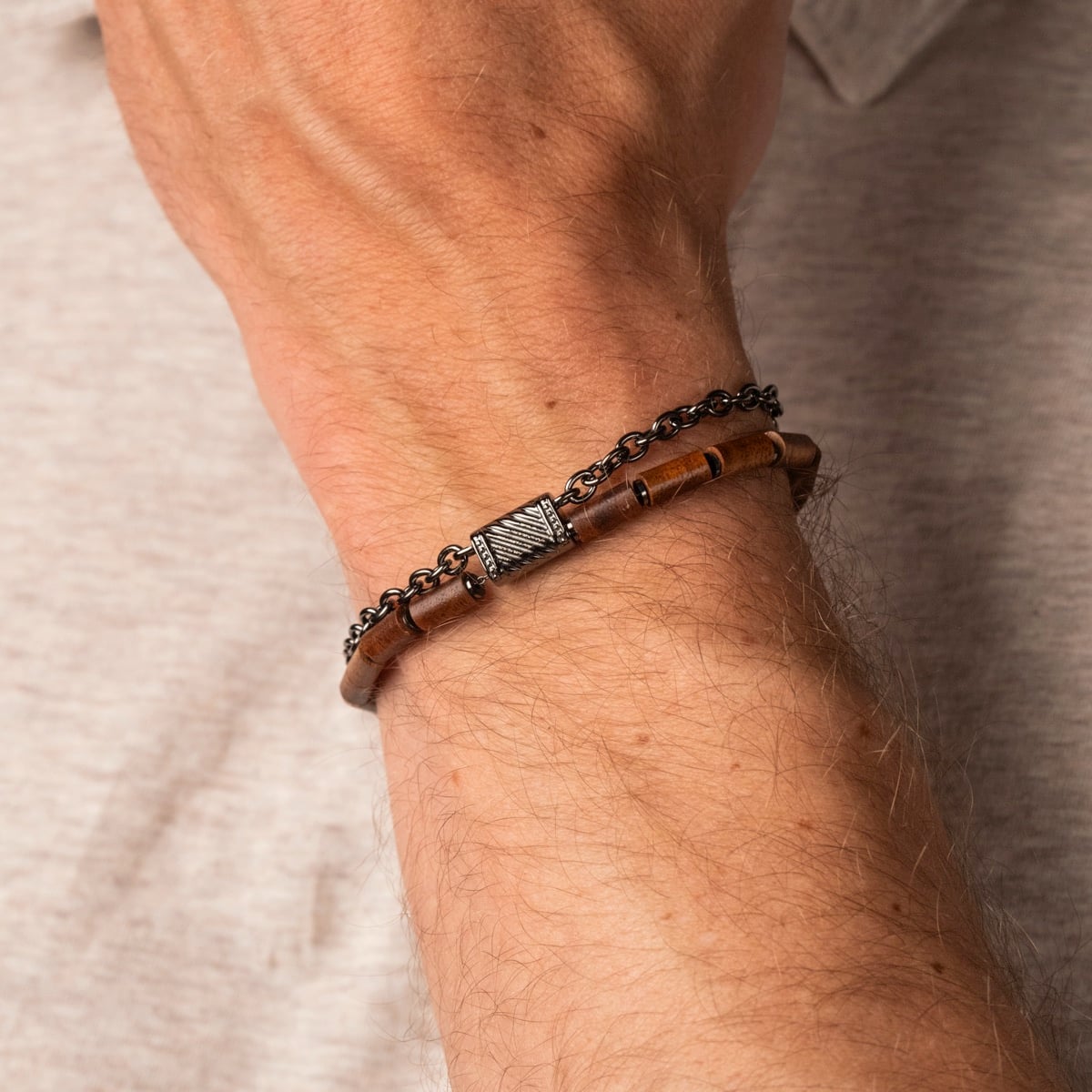 Bracciale "Supersonic" con accenti in legno Koa e grigio, indossato su un polso.