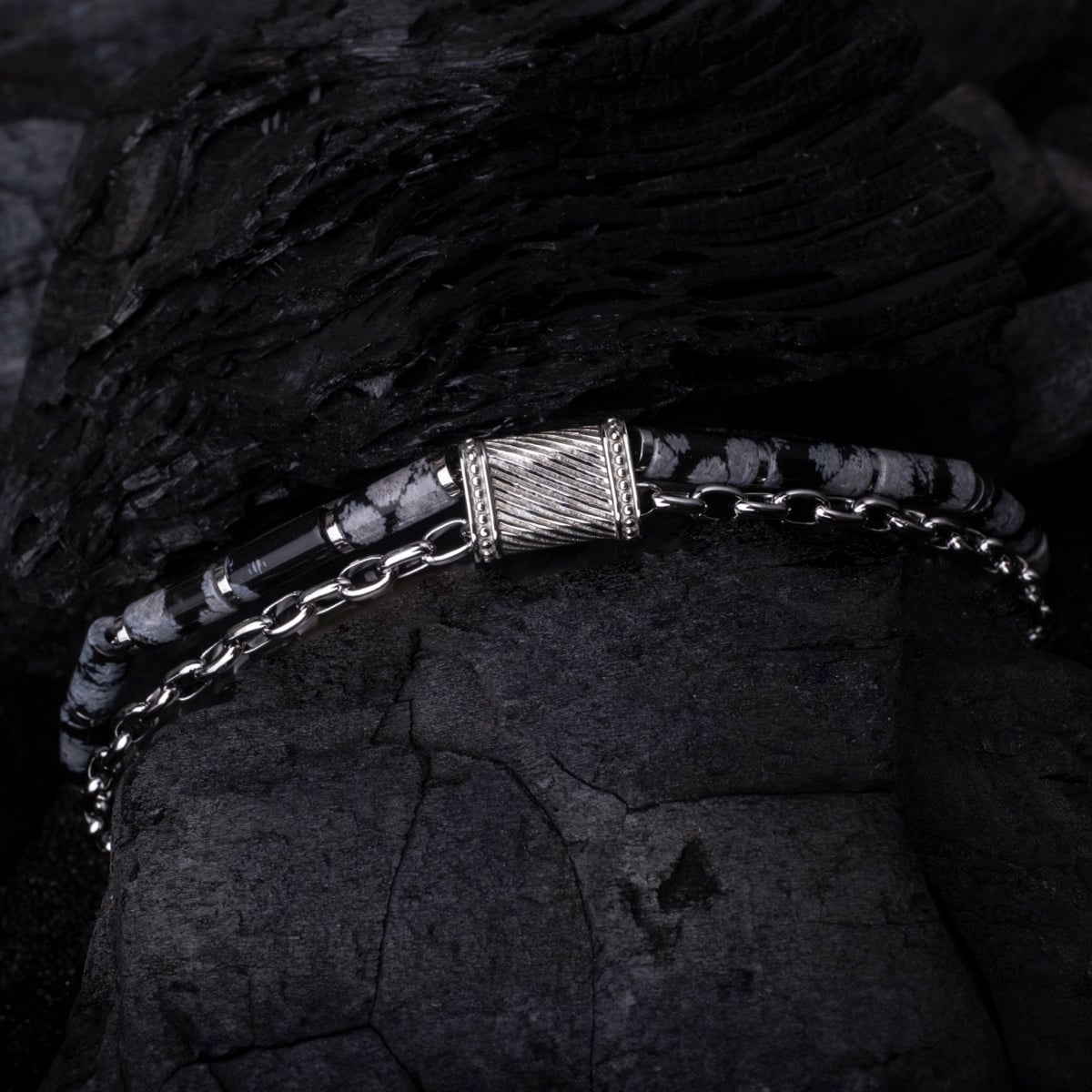 Bracciale "Supersonic" con un design ossidiana e argento con dettagli intricati su uno sfondo scuro a contrasto.
