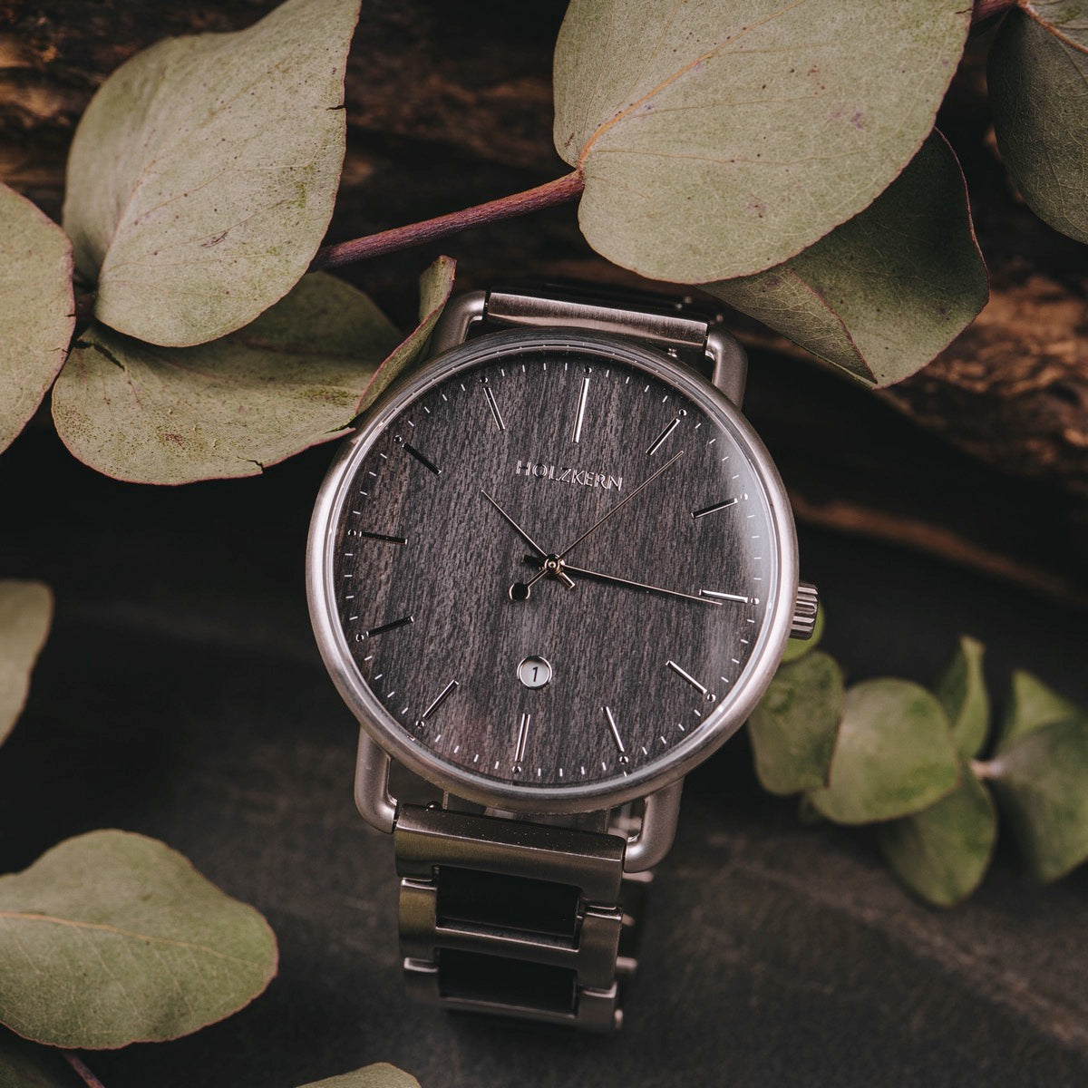 "Odaiba", un elegante orologio da polso con un tema in legno e metallo, caratterizzato da una texture in legno di acero lucido e accenti metallici.