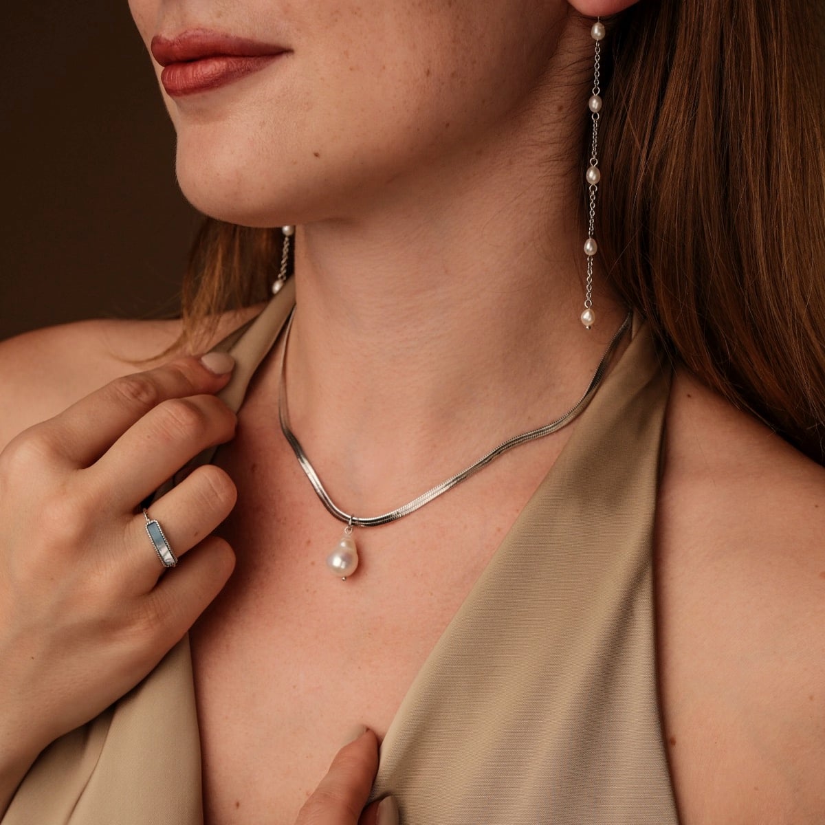 Collana "Collana di estate" con un design barocco perla e argento, elegantemente progettato per un look sofisticato.