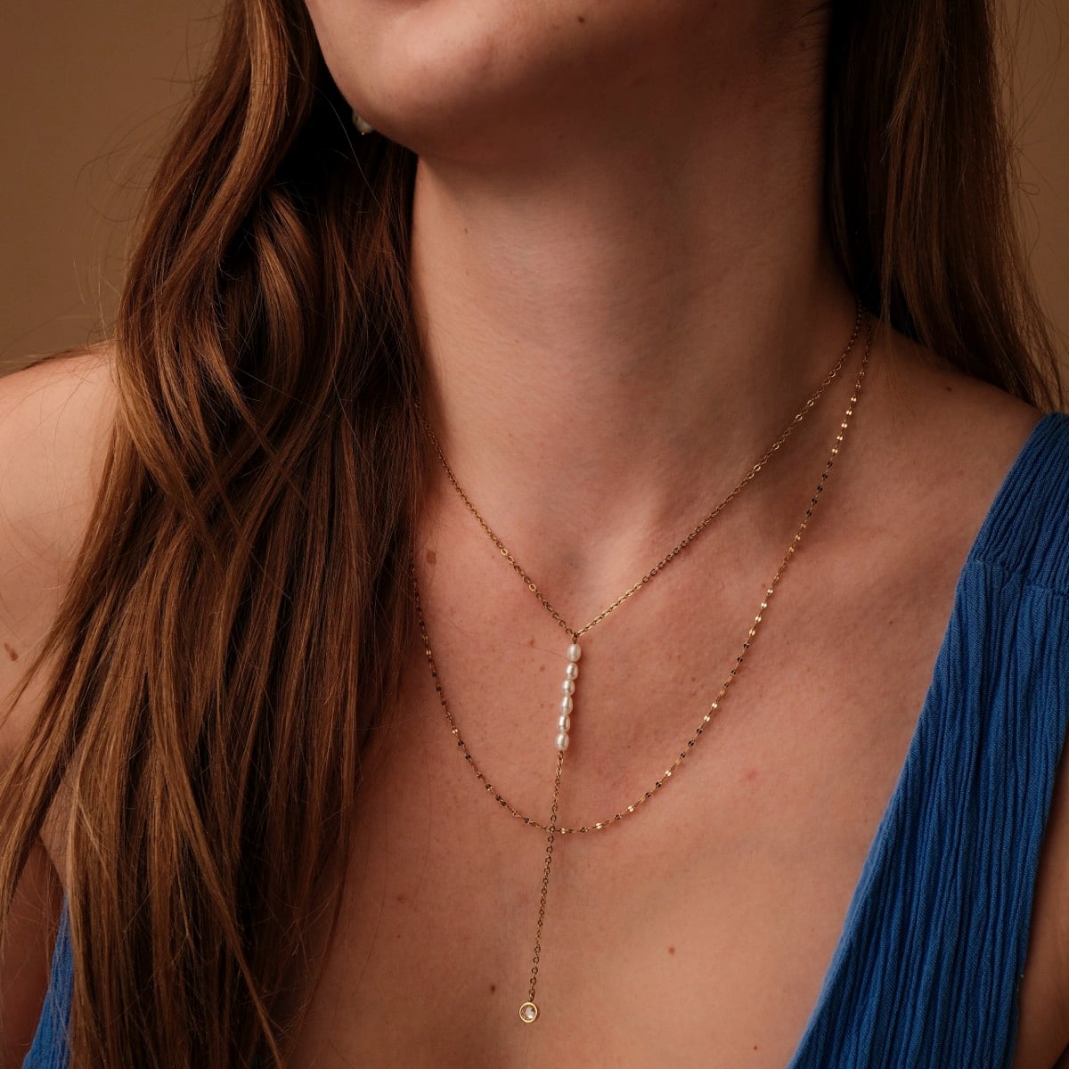 Collana "Collana di estate" con eleganti accenti di perla e zirconi con un design a strati e sofisticato.