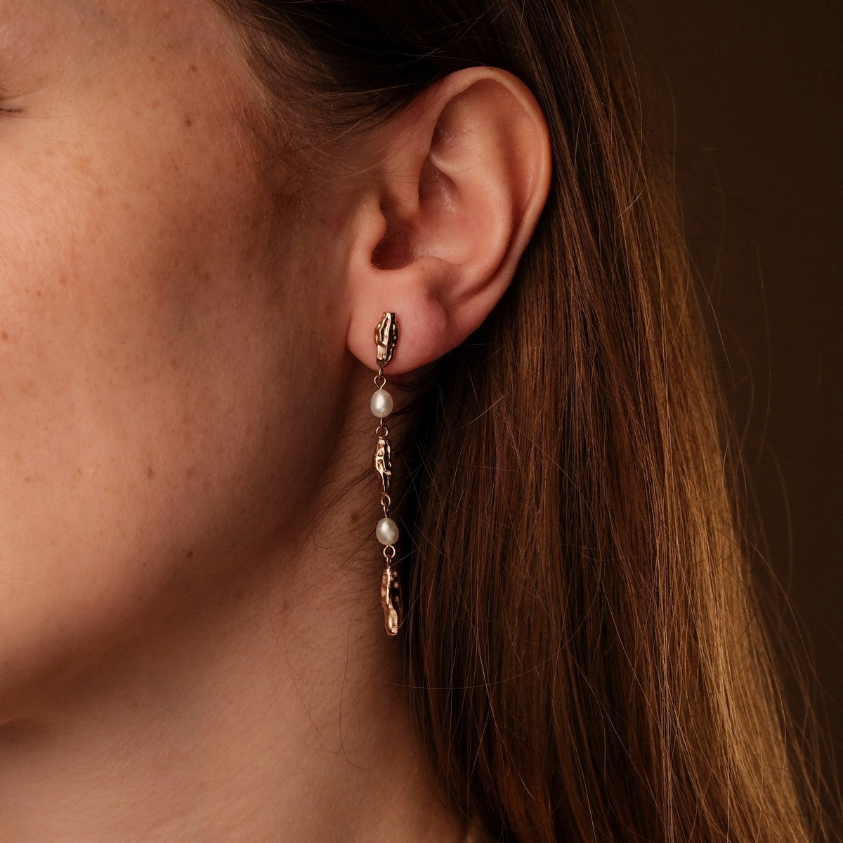 "Summersweet Earrings I: elegant pearl and rose gold earrings, featuring a delicate aesthetic."
