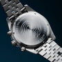 "Openhorizon", un elegante orologio con dettagli in marmo verde e argento, con un'incisione unica sul retro in acciaio inox.