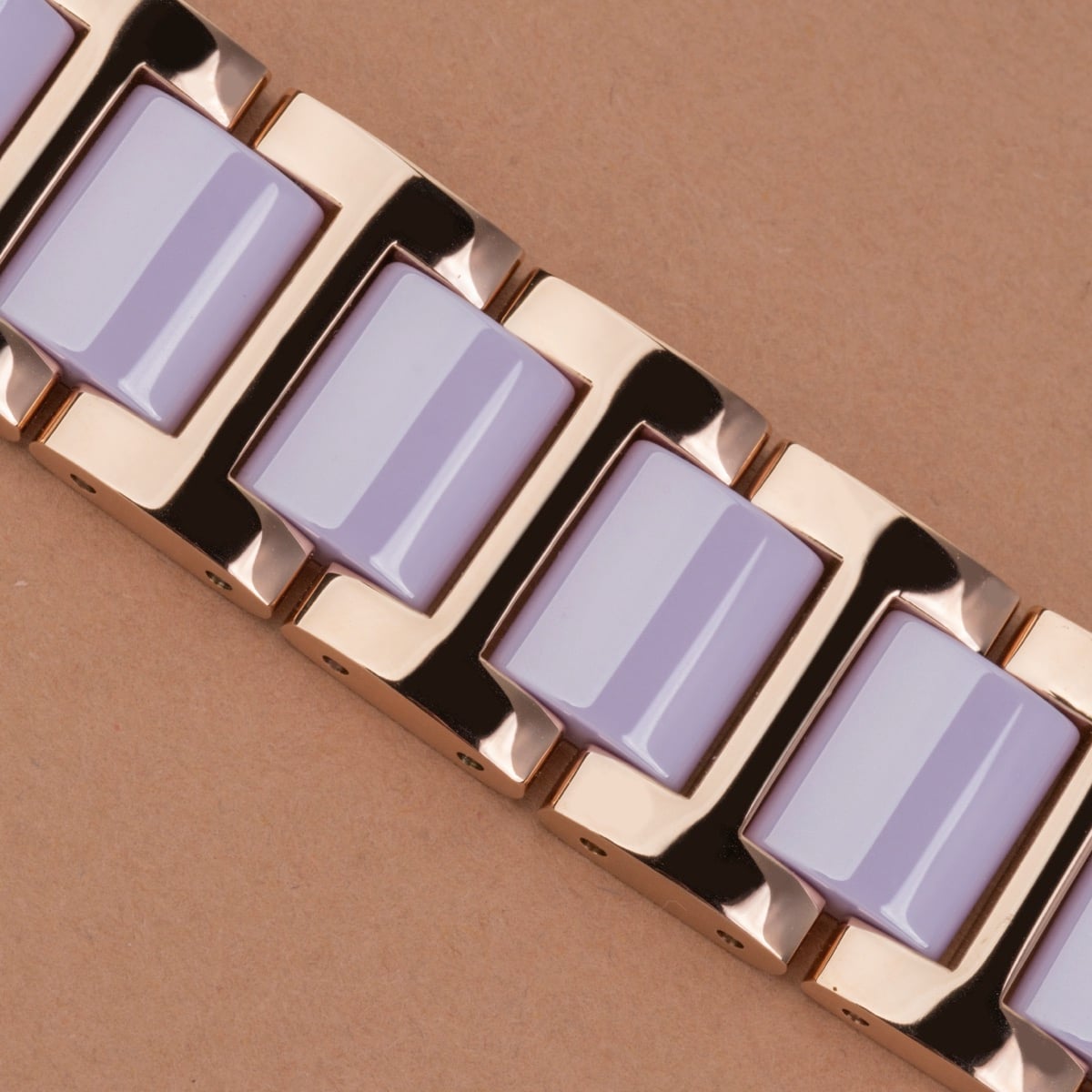 Bracciale "Kaleidoscopic" con accenti ametista e ceramica, che mostra uno stile elegante e moderno.