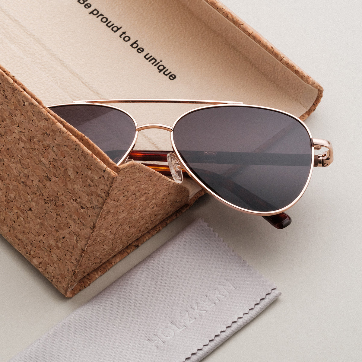 Occhiali da sole "The Badass I" con accenti in noce e oro opaco in un elegante caso.