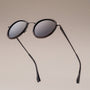 Gli occhiali da sole "The Radiant M" in stile tondo, caratterizzati da materiali Leadwood e Antique Silver.