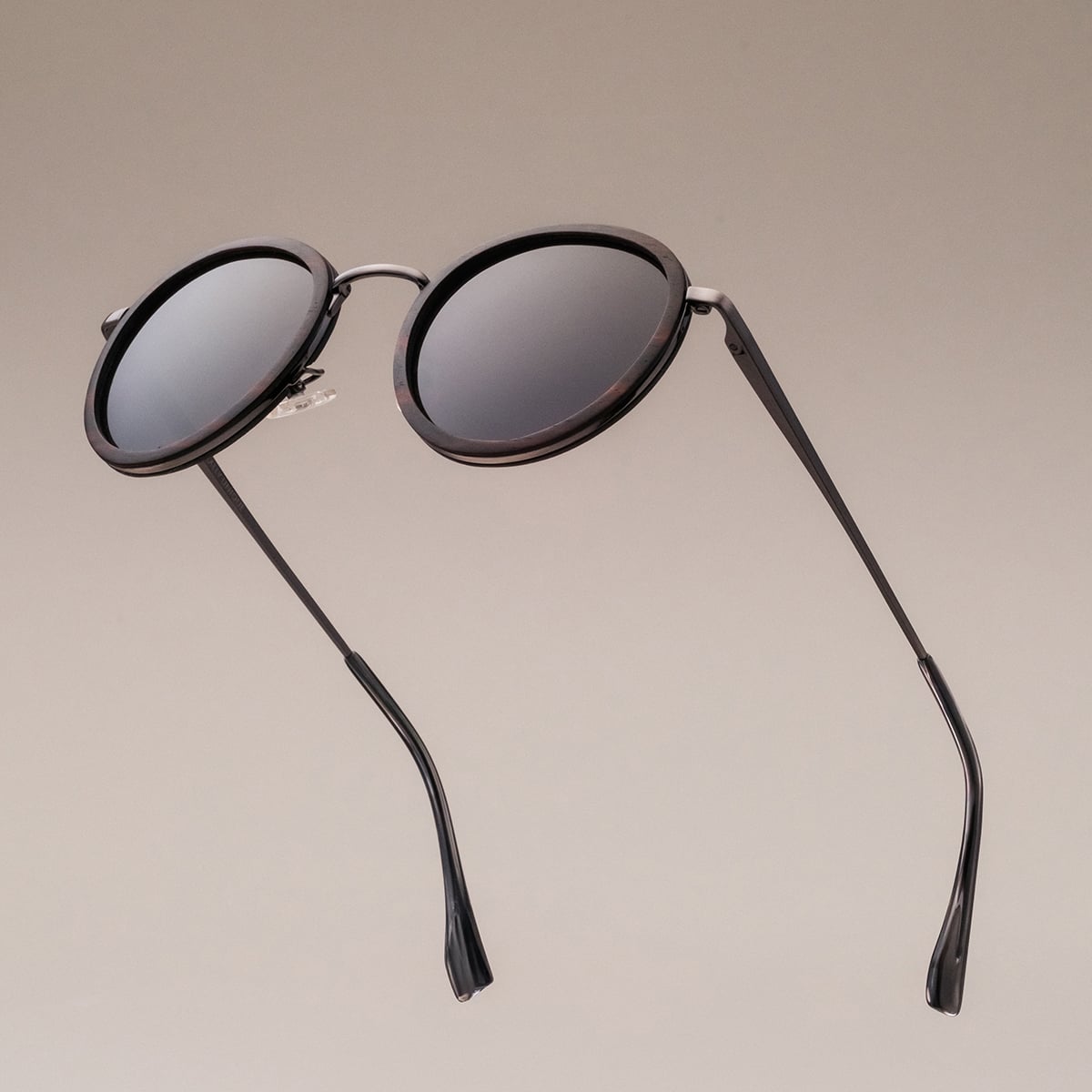Gli occhiali da sole "The Radiant M" in stile tondo, caratterizzati da materiali Leadwood e Antique Silver.