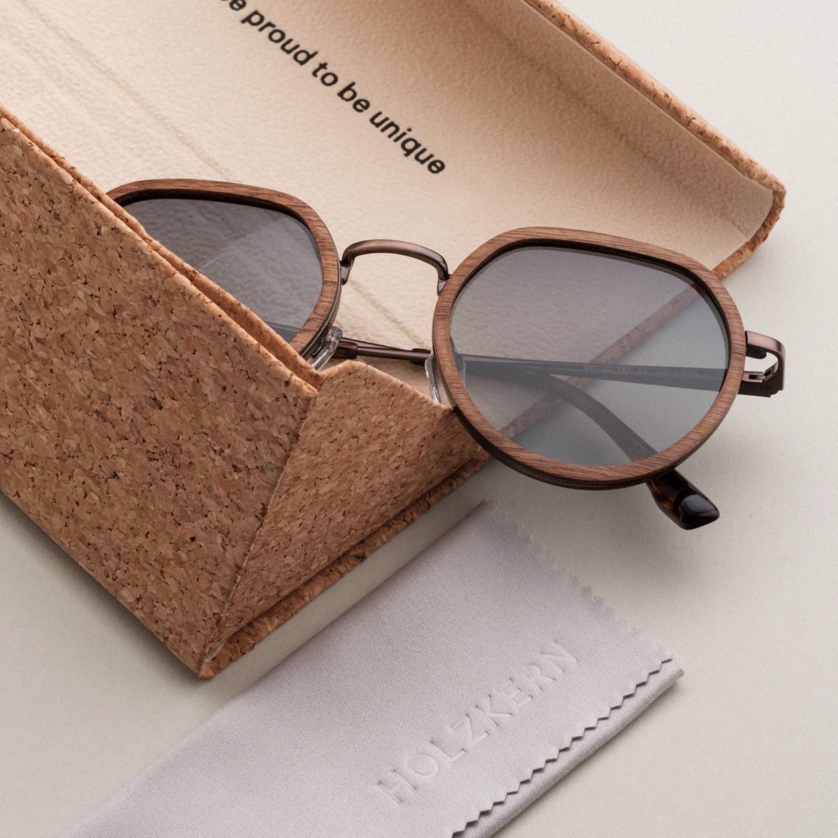 Gli occhiali da sole "The Wanderer" sono caratterizzati da un design in noce e bronzo con uno stile geometrico unico.