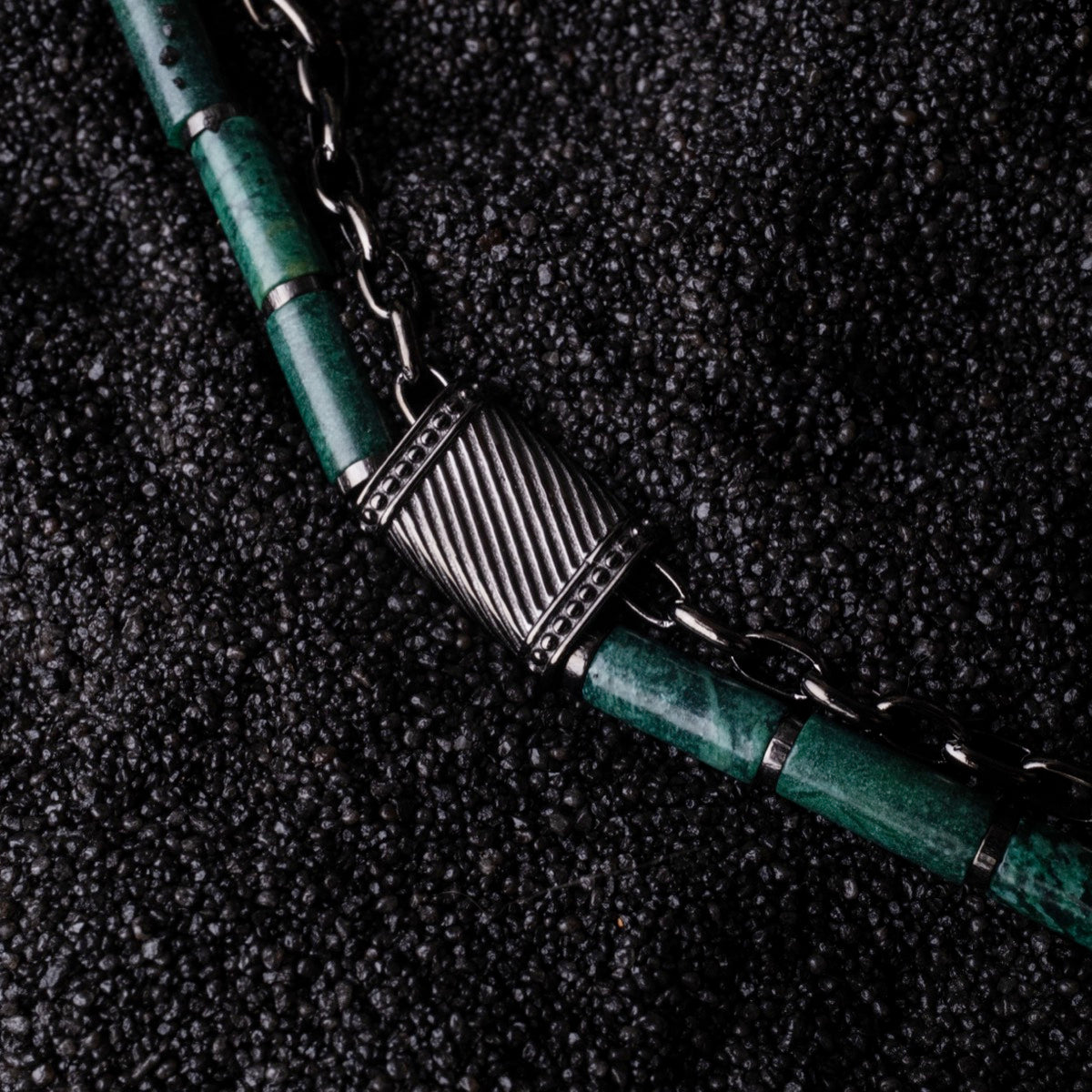 "Supersonic", una collana elegante e aventurina grigia con accenti metallici eleganti.