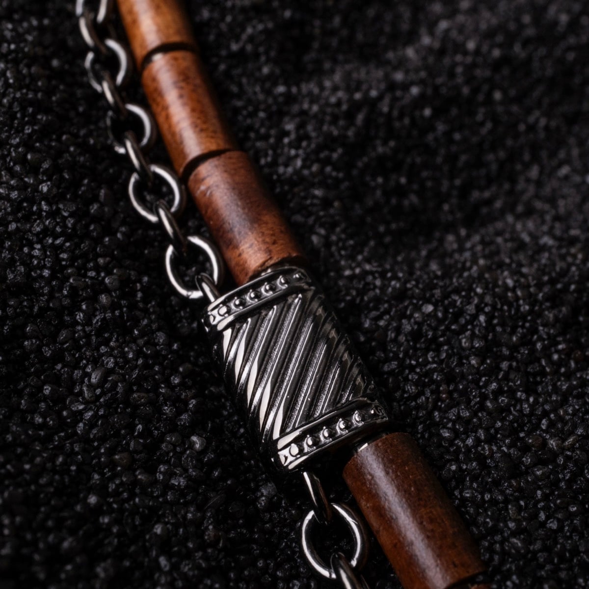 Collana "Supersonic" combina legno koa e metallo grigio, con un design elegante e texture.