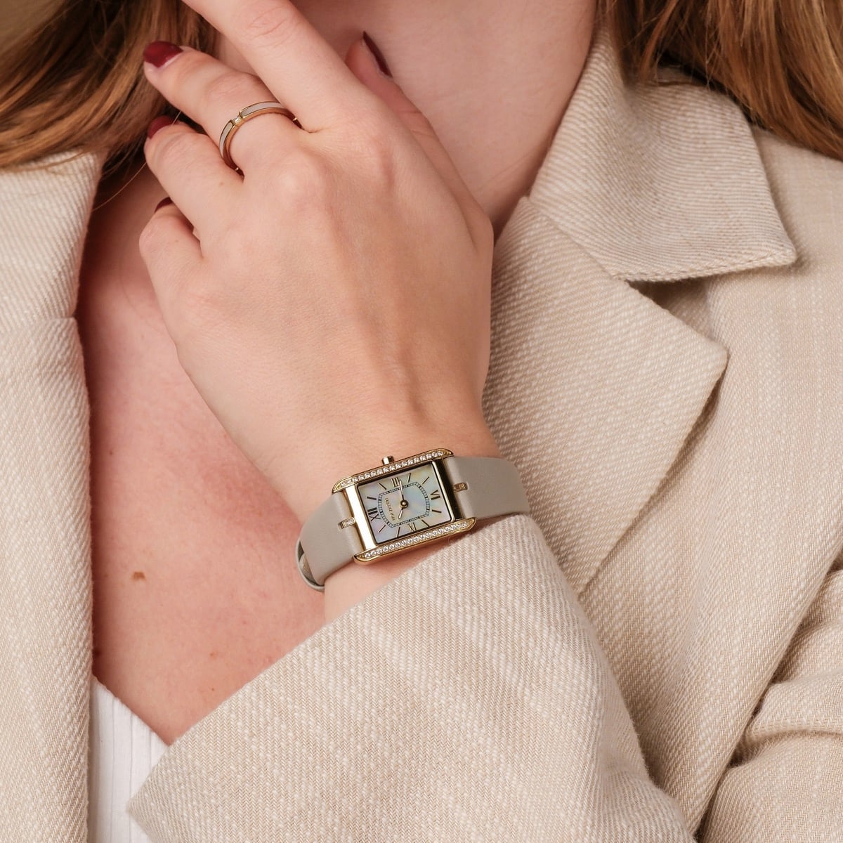 Orologio "Memoire" con un design grigio e grigio, dallo stile sofisticato ed elegante.