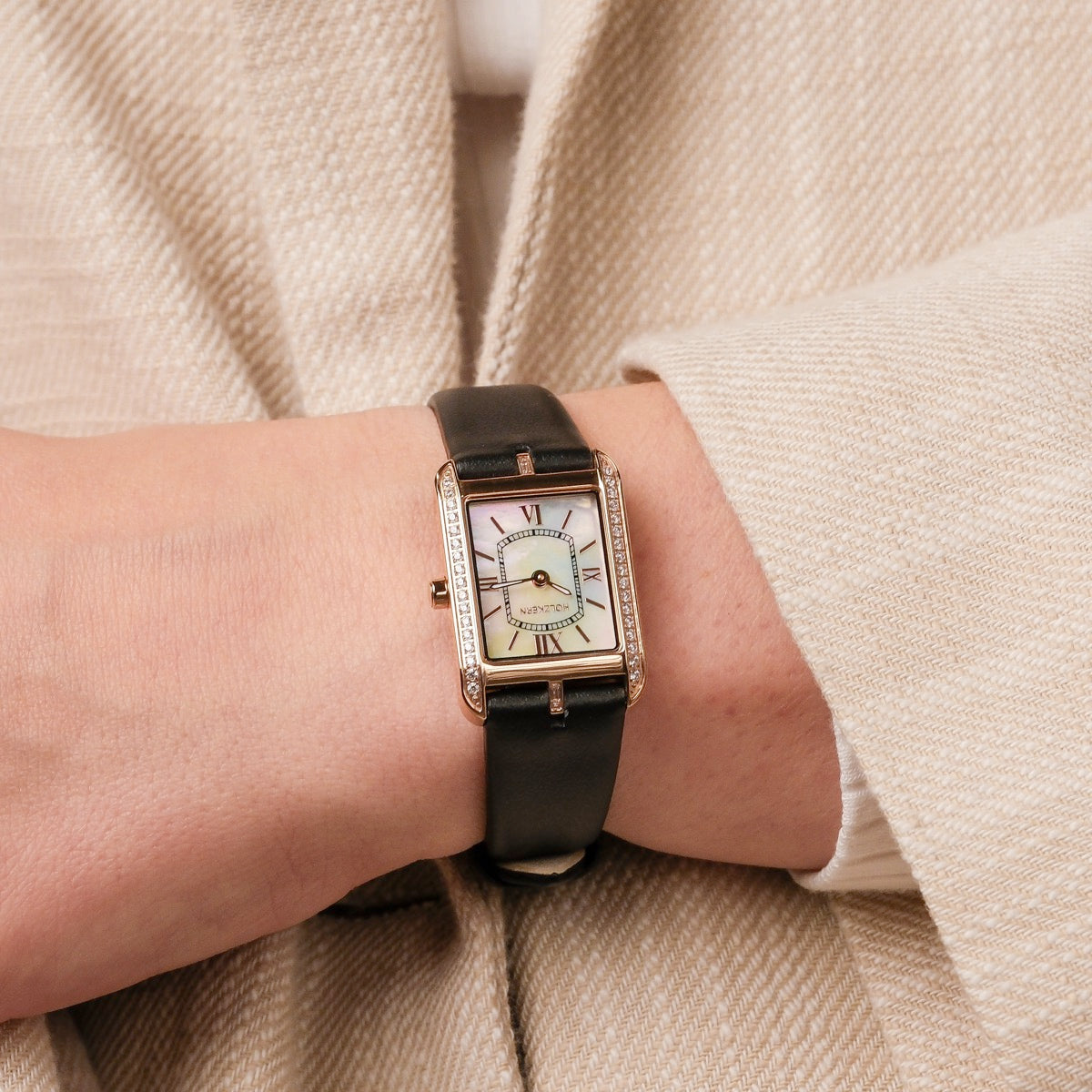 Orologio "Memoire" in bianco e nero, con un classico volto rettangolare e dettagli elegantemente.