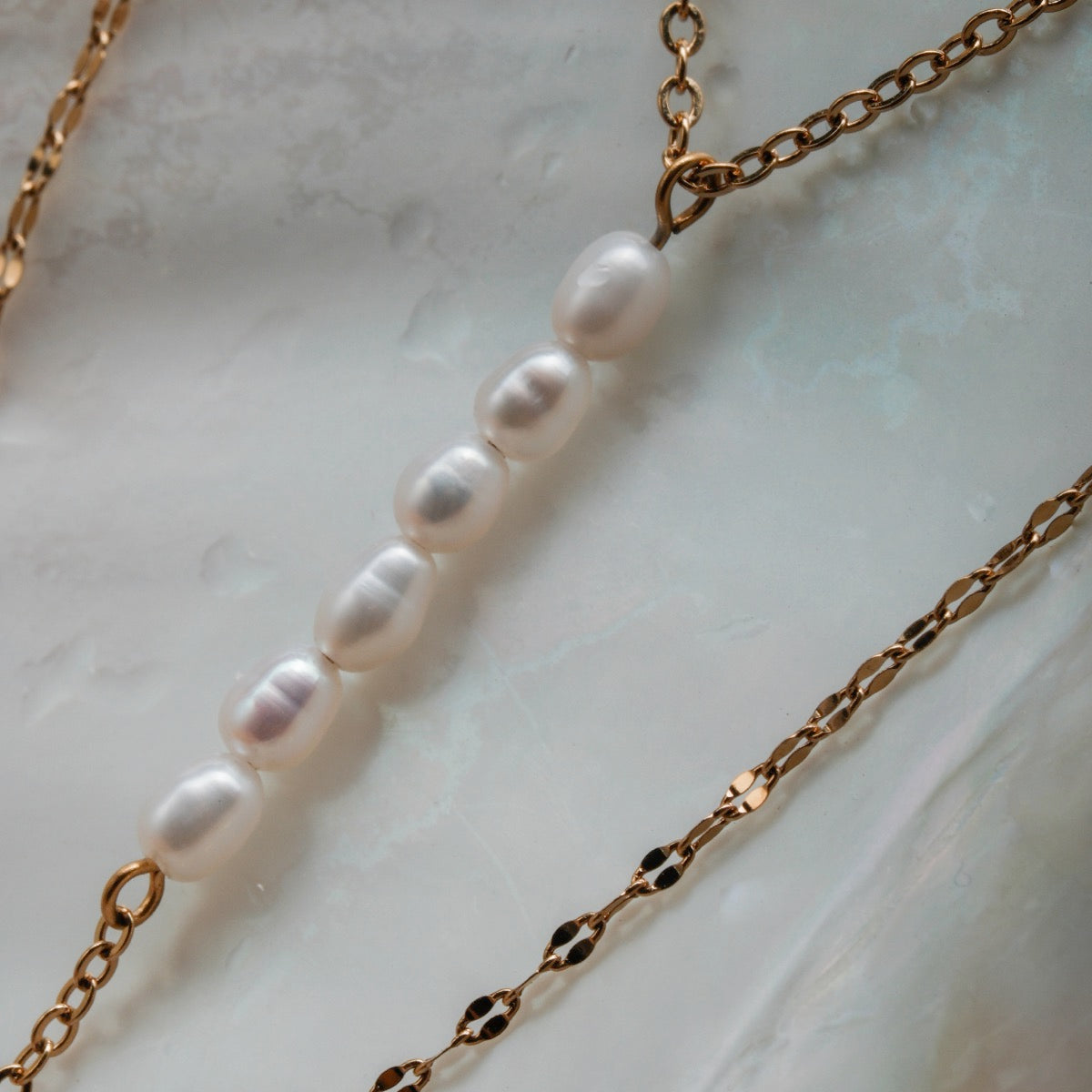 "Collana di estate", una collana delicata con perle e zirconi dallo stile sofisticato ed elegante.
