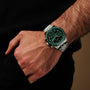 L'orologio "Openhorizon" presenta un elegante quadrante in marmo verde e bracciale in argento, che offre uno stile sofisticato ed elegante.