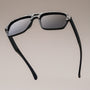 Occhiali da sole "The Triumphant" con uno stile acero/slato unico e design elegante.