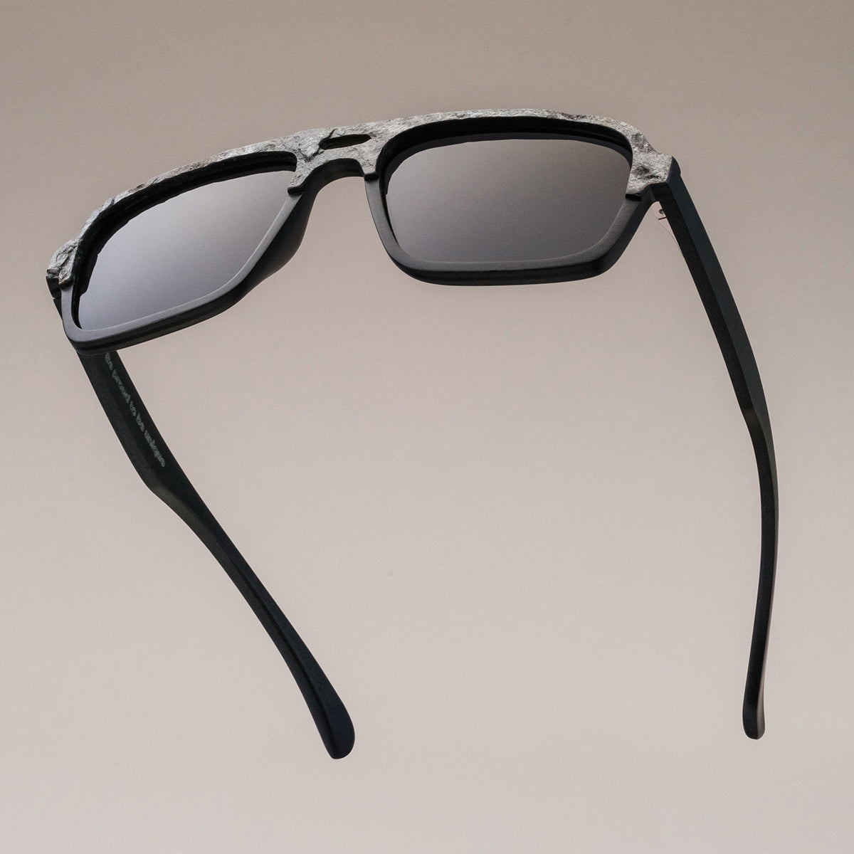 Occhiali da sole "The Triumphant" con uno stile acero/slato unico e design elegante.