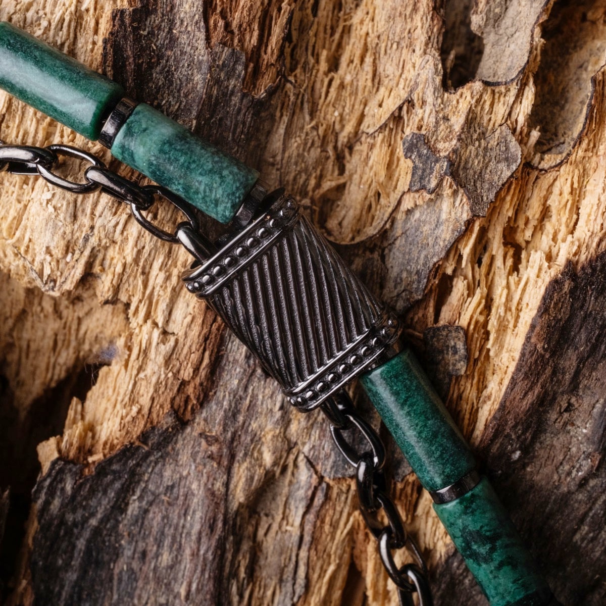 "Supersonic", un elegante bracciale aventurina e catena grigia con texture rustica.
