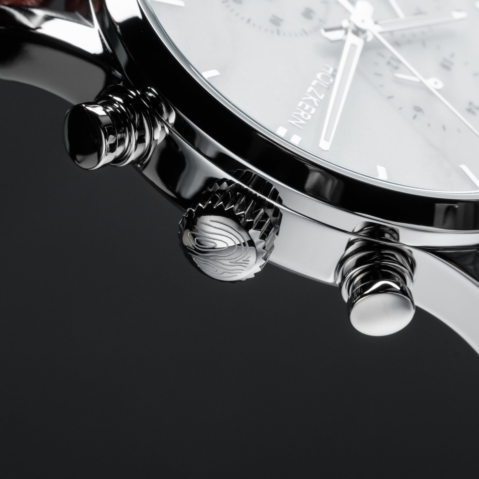 Orologio "Melodical" con un design in marmo e argento con finitura elegante e lucida.