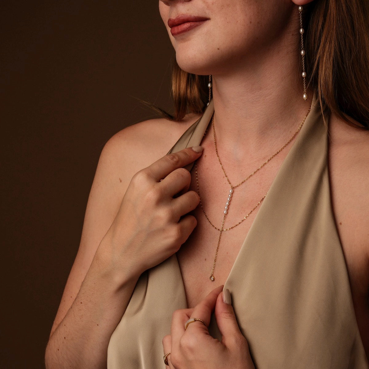 Collana "Collana di estate" con materiali perla e zirconi in un design elegante e stratificato.