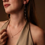 Orecchini Summersweet II: Elegante orecchini in oro rosa e perla con un design delicato e allungato.
