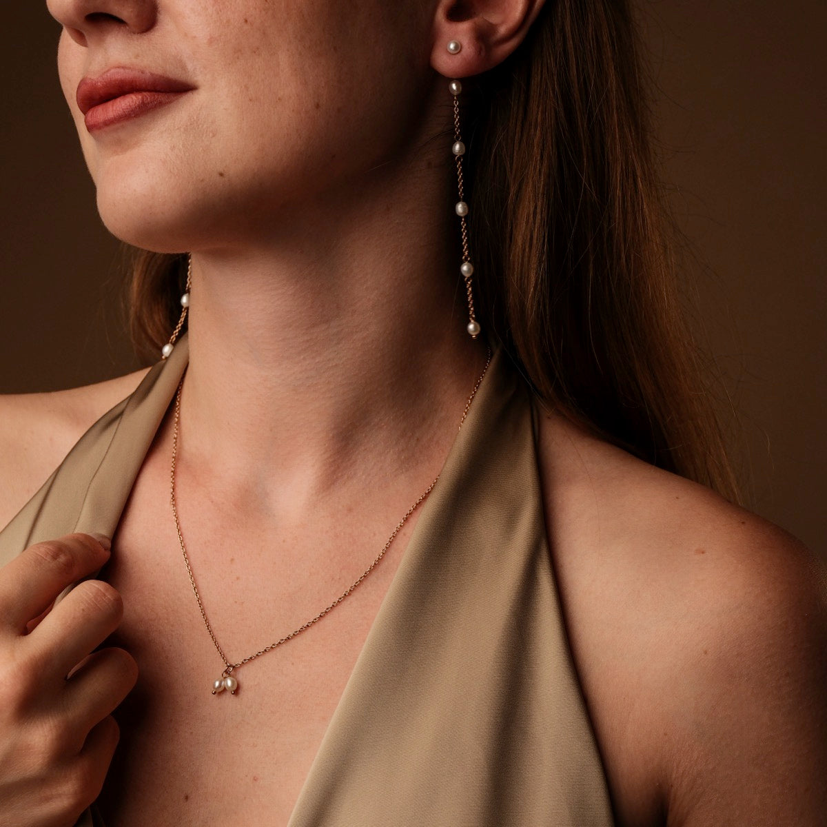 Orecchini Summersweet II: Elegante orecchini in oro rosa e perla con un design delicato e allungato.