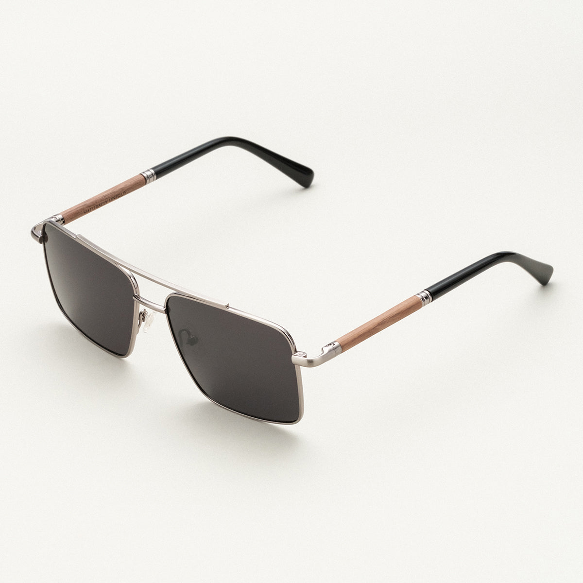 Occhiali da sole "The Talisman" dal design elegante, con accenti in legno di piombo e argento.