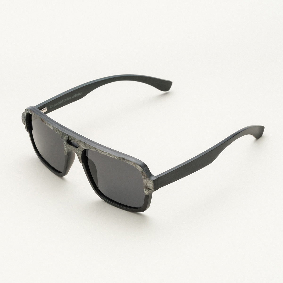 Occhiali da sole "The Triumphant" con un design moderno acero e ardesia.