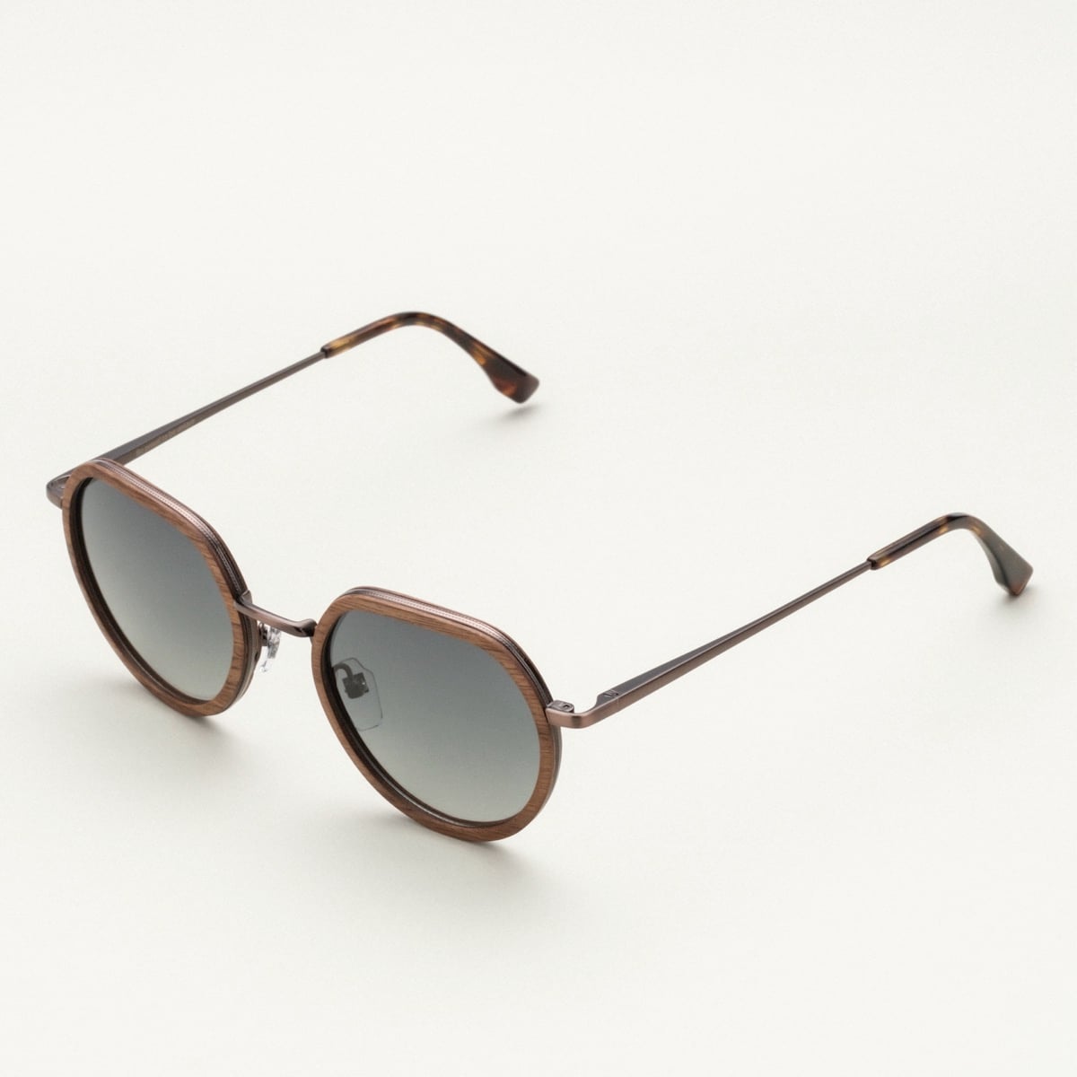Occhiali da sole "The Wanderer" con cornice in noce e bronzo, che mostrano uno stile elegante e moderno.
