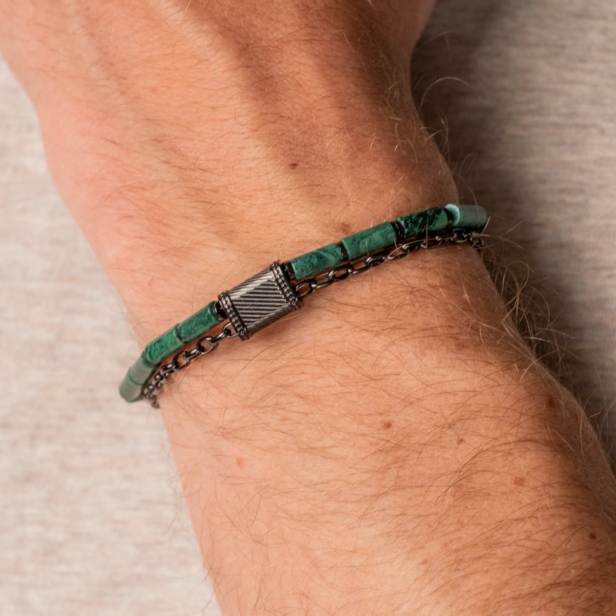 Bracciale "Supersonic" con perline di aventurina e accenti grigi, indossato elegantemente su un polso.