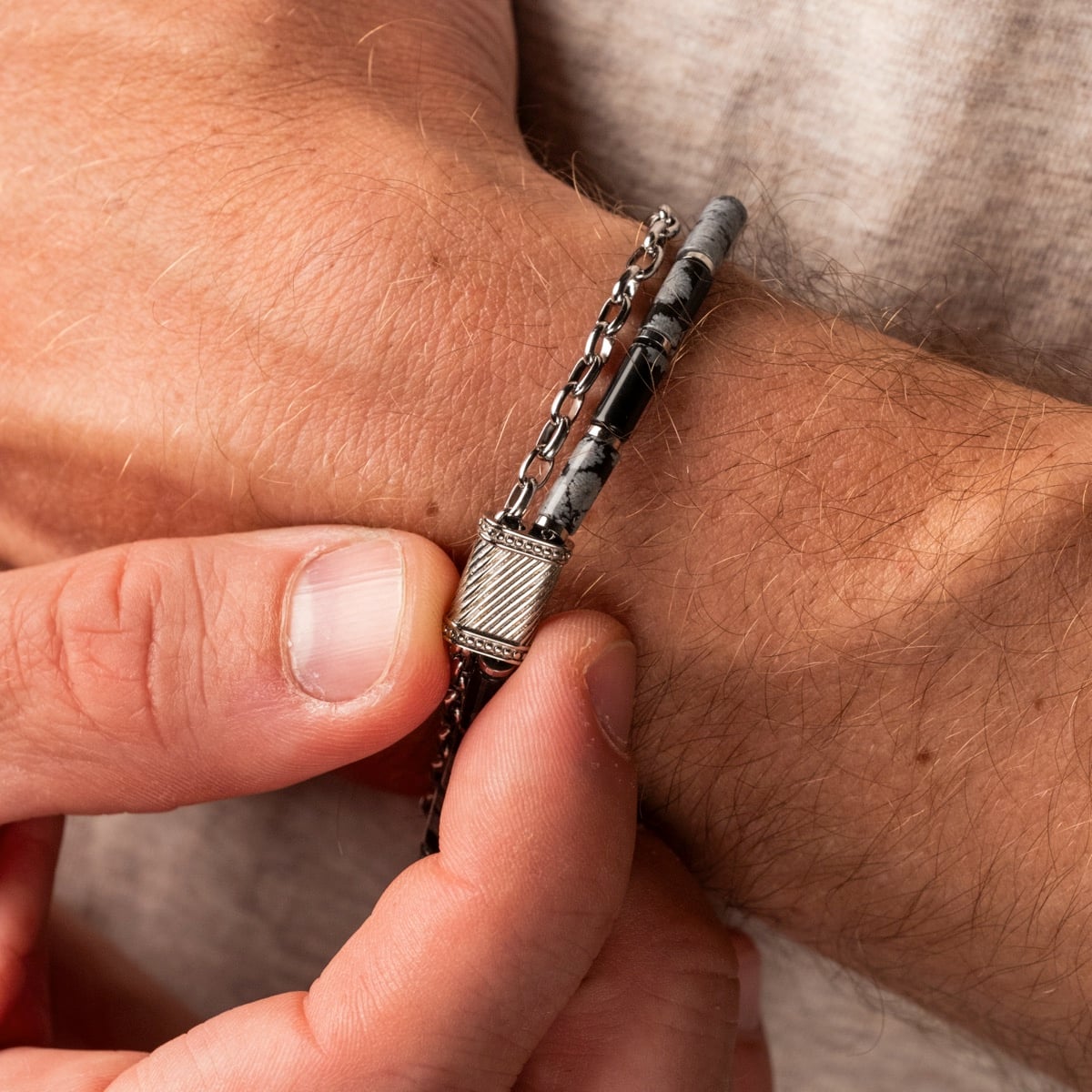 Bracciale "Supersonic" con un design elegante ossidiana e argento su un polso.