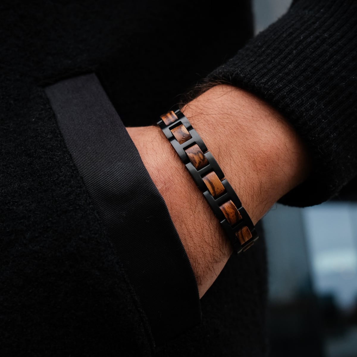 Bracciale "acoustico" con zebrawood e design nero per un look elegante e moderno.