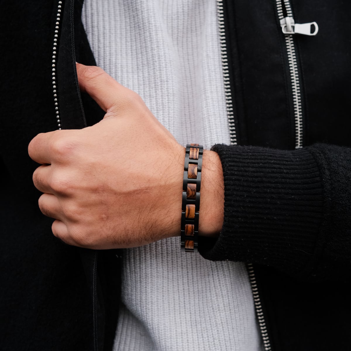 Bracciale "acoustico" in zebrawood e nero, con un design elegante e moderno.