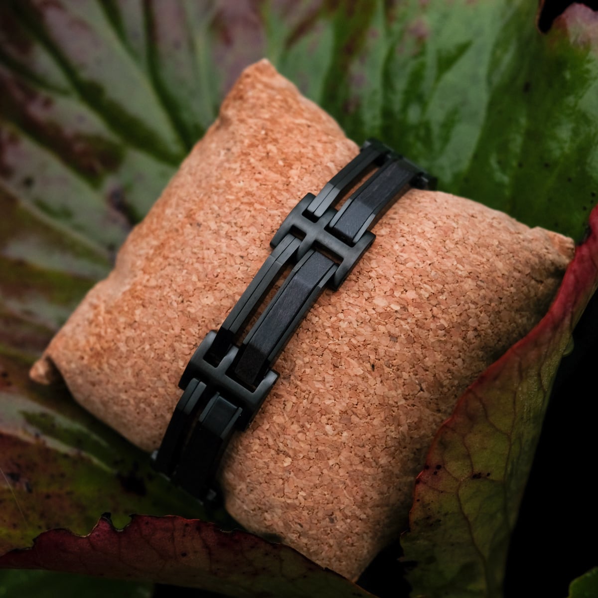 "Staccato", un elegante bracciale con acero e materiali neri, che mostra un design elegante e moderno.