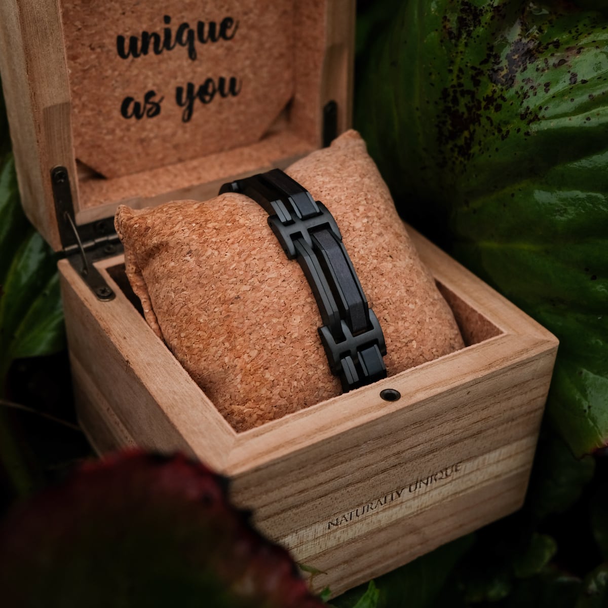 Bracciale "Staccato" in acero e nero, esposto in una scatola in legno rustico con accenti a tema naturale.