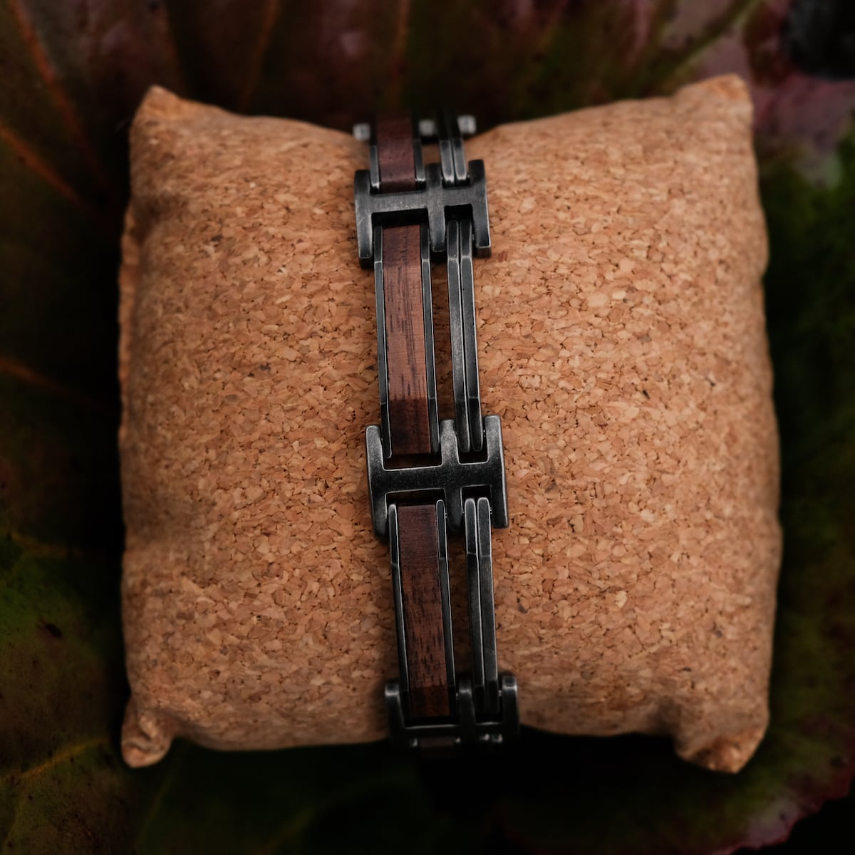 Bracciale "Staccato" in noce e argento antico, dal design elegante e vintage.