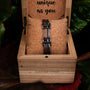 Bracciale "Staccato" in noce e argento antico, che presenta uno stile rustico ed elegante in una scatola di legno.