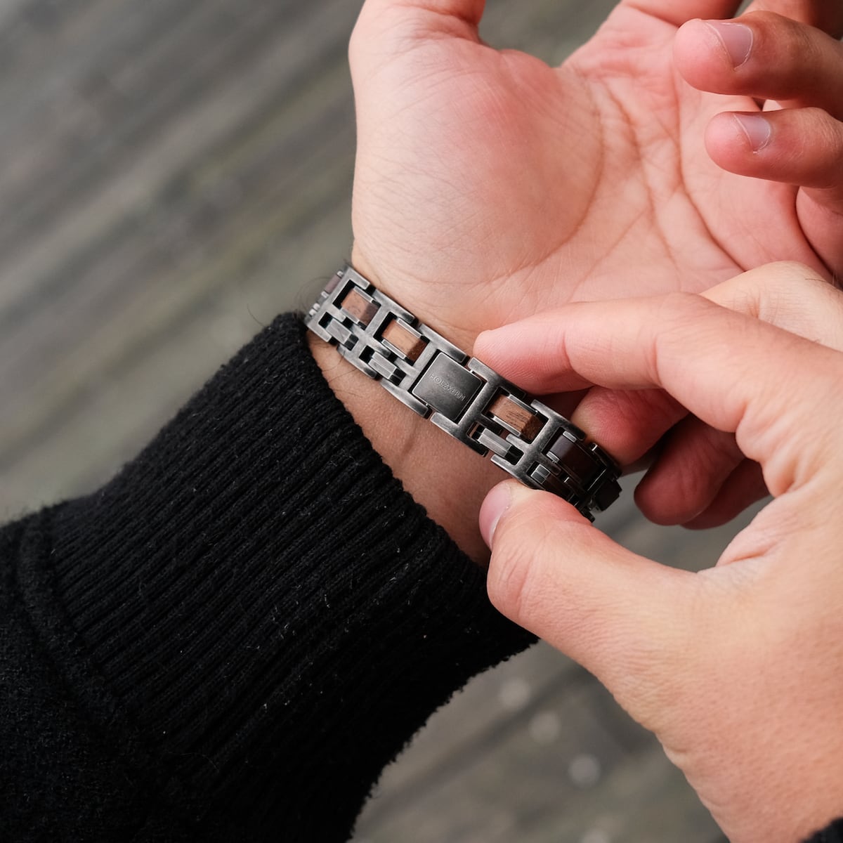 Bracciale "Staccato" con una combinazione elegante di noce e toni d'argento antichi.
