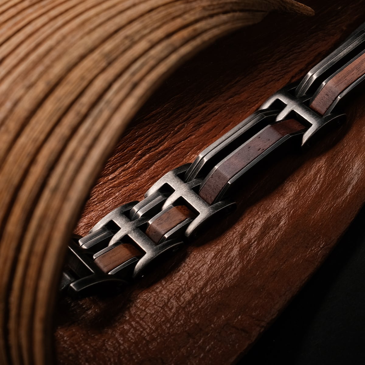 "Staccato", bracciale in noce e argento antico, con un design elegante e moderno.