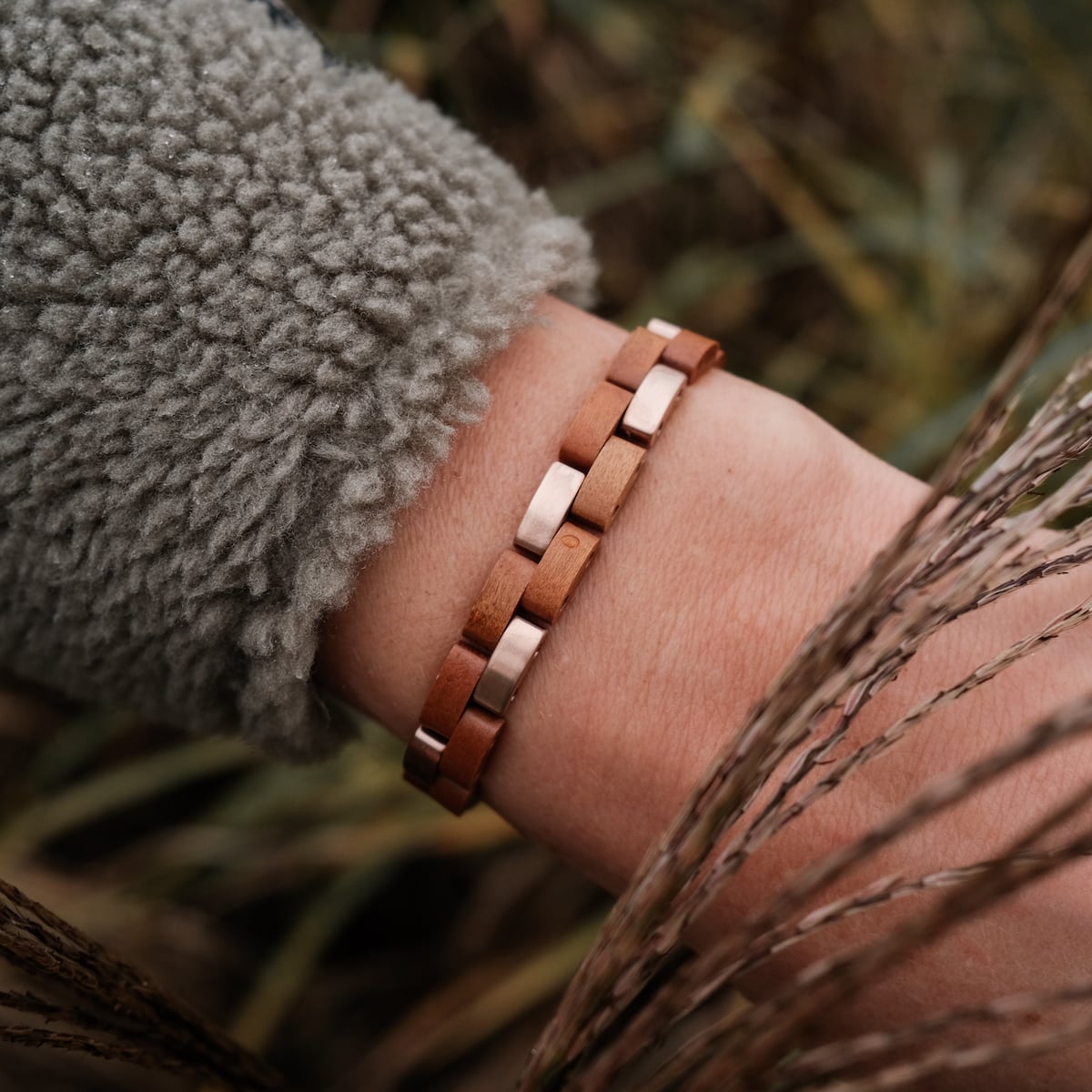"Rondo" bracelet featuring cherry and rose gold elements, offering a natural and elegant visual style.